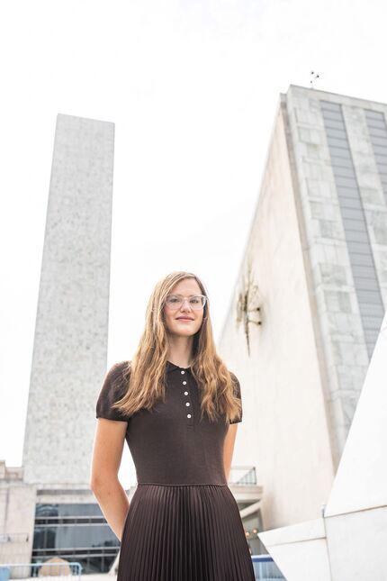 Violet Affleck, Tochter der US-Schauspieler Jennifer Garner und Ben Affleck und Fürsprecherin für gesunde Raumluft, vor dem Gebäude der UN in New York, September 2025. (Quelle: Air Club)